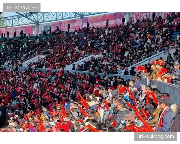 亚锦赛观众席：82岁资深球迷连续20年到场观赛，成赛场独特风景